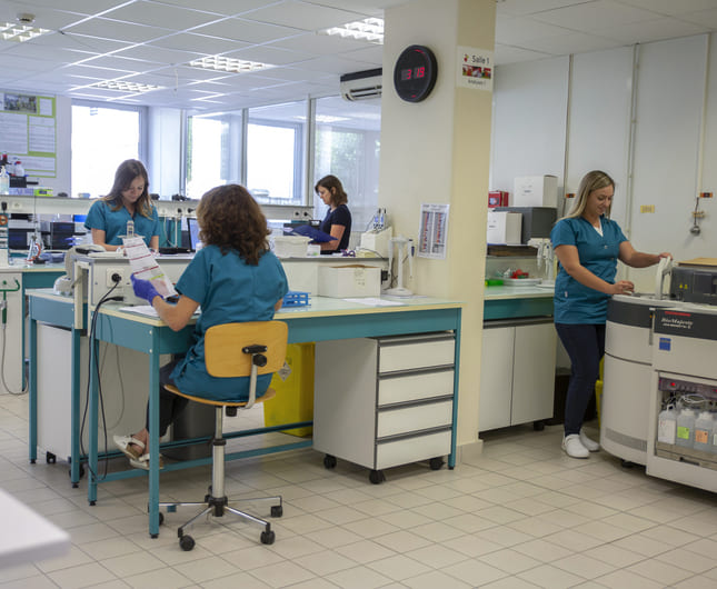 women working in a medical lab